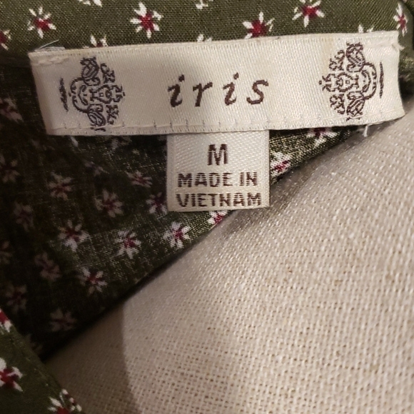 5/$30 NWOT IRIS V Neck Button front top - Picture 4 of 7
